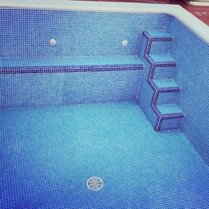 Instalación de piscina en casa adosada